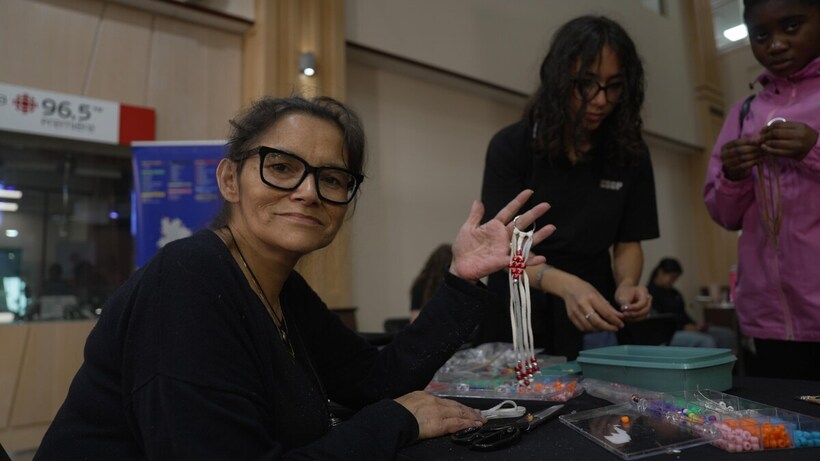 Fabrication d’un petit porte-clé perlé avec la médiatrice culturelle atikamekw