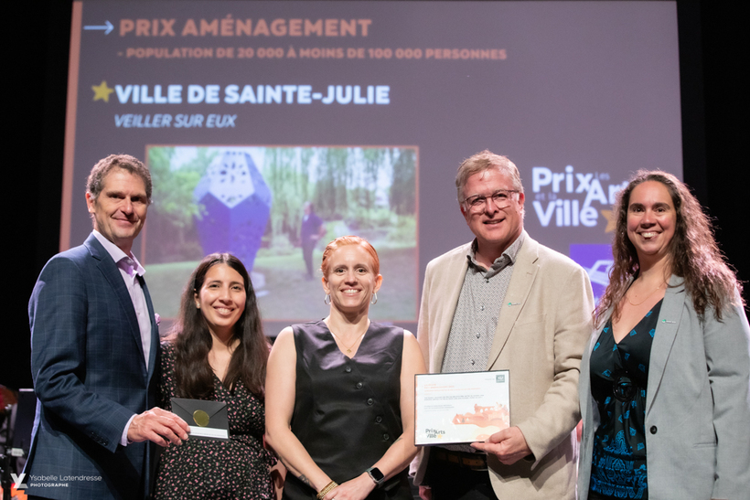L’œuvre d’art public Veiller sur eux remporte le prix Aménagement au prix Les Arts et la Ville