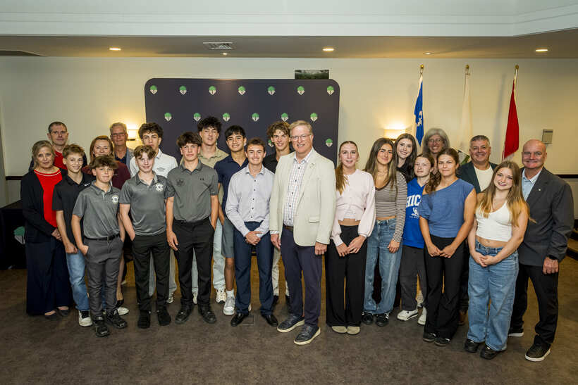 Le conseil municipal de Sainte-Julie souligne les accomplissements d’une vingtaine d’athlètes