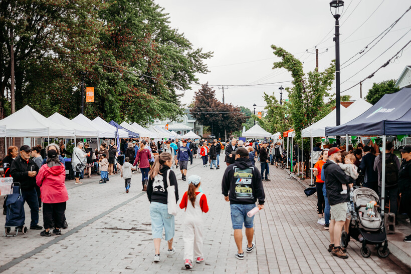 Plus de 2 000 personnes participent à la Fête au Vieux-Village malgré la pluie